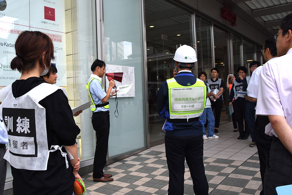 駅前で滞留役に情報を伝達する訓練