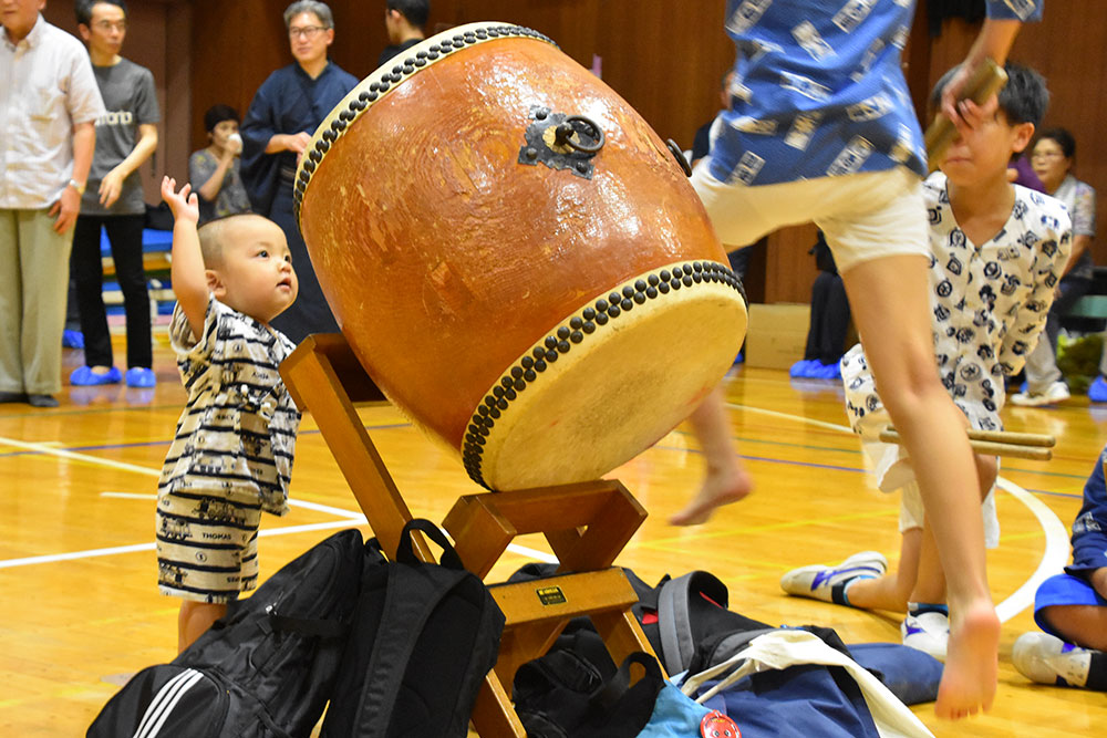 太鼓に興味津々の男の子