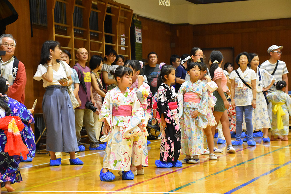 浴衣姿の見る少女たち