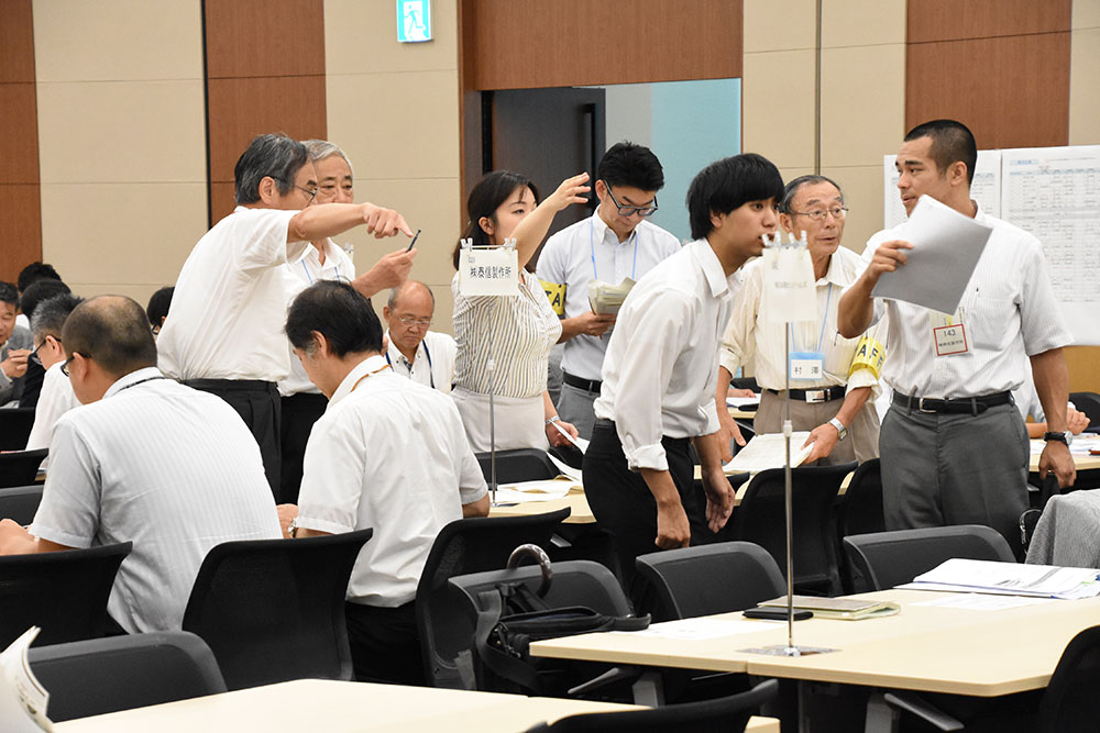 会場で案内するスタッフ