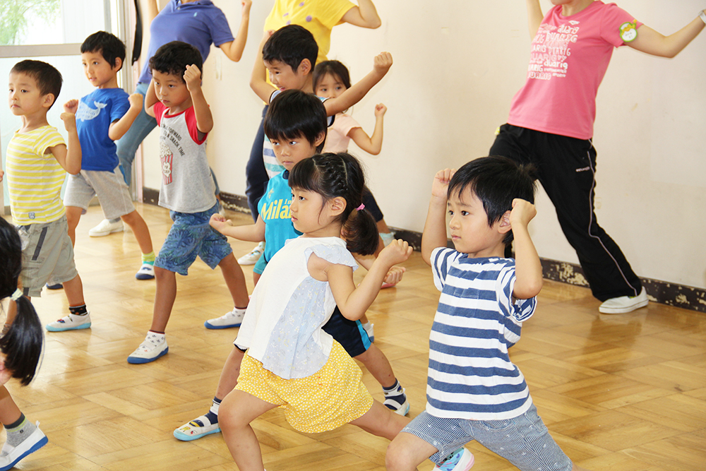 しながわ体操に取り組む園児たち