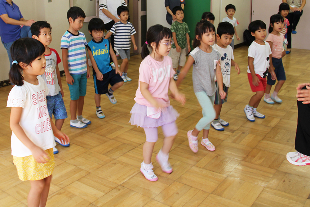 しながわ体操に取り組む園児たち