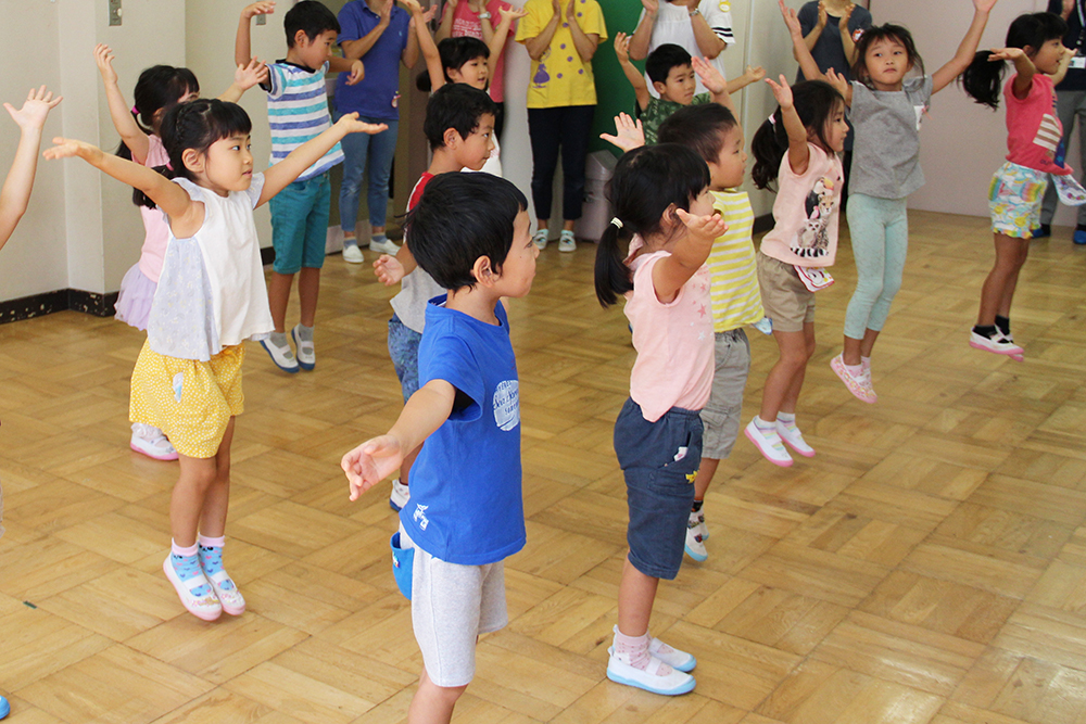 お礼にダンスを披露