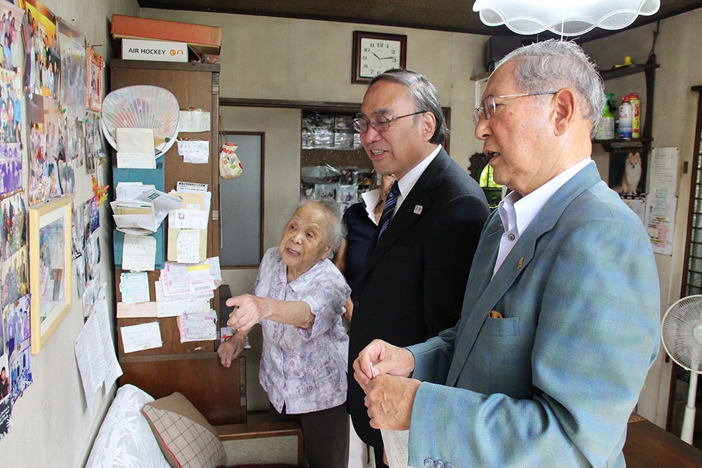 孫、ひ孫の写真を説明する片桐さん