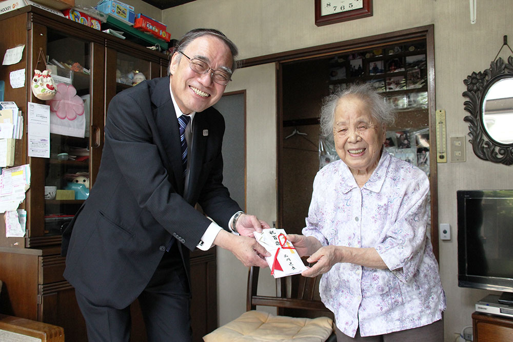 濱野区長から片桐さんへお祝い