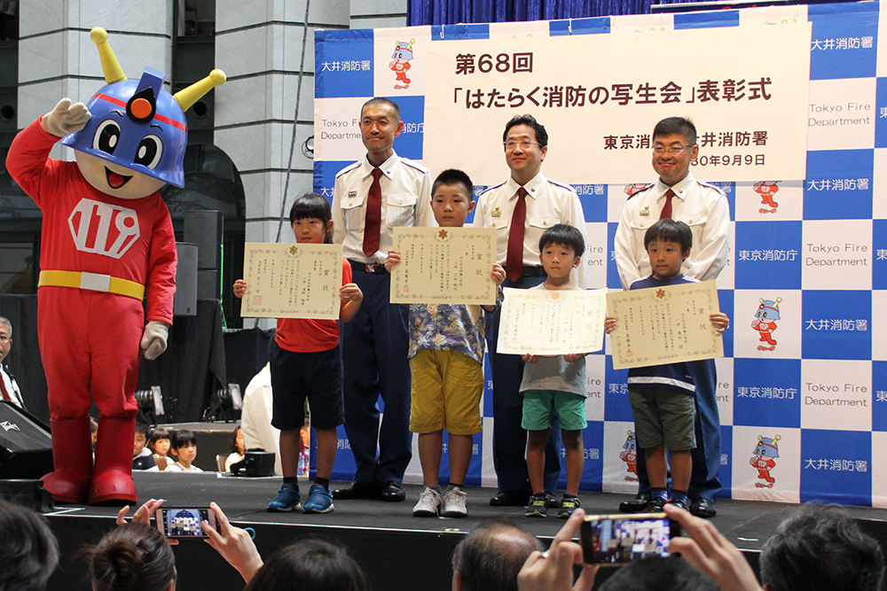 はたらく消防の写生会の表彰式をステージで初実施