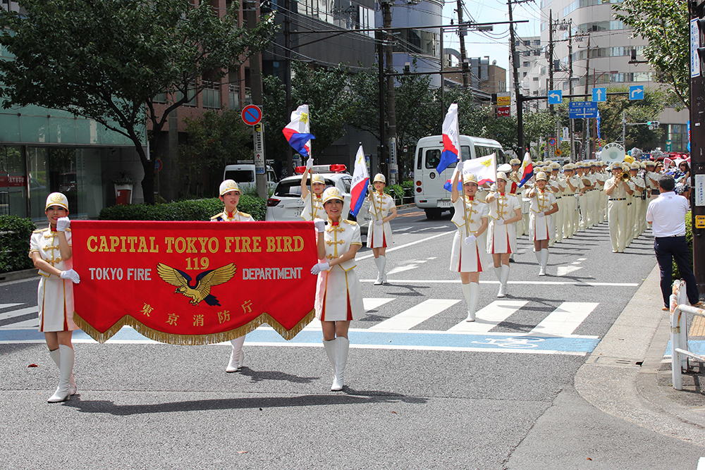 東京消防庁音楽隊・カラーガール隊による外周パレード