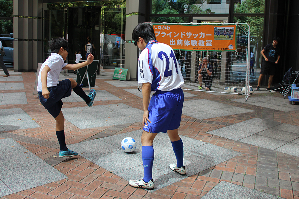 ブラインドサッカー体験も