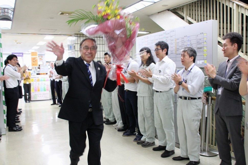 職員から拍手で迎えられる濱野区長