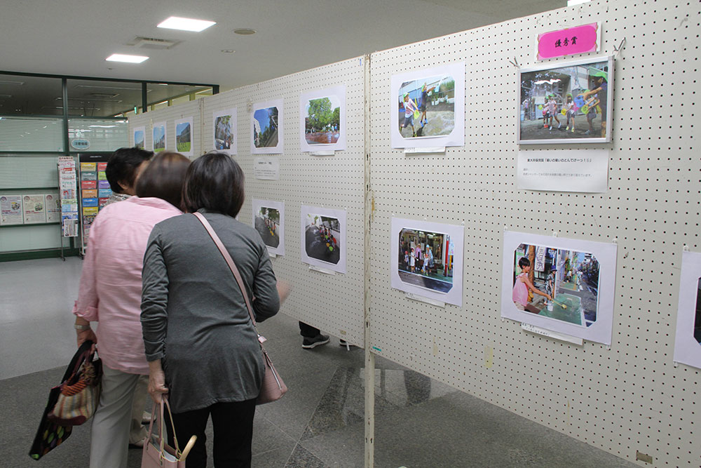 写真展を見学する来庁者