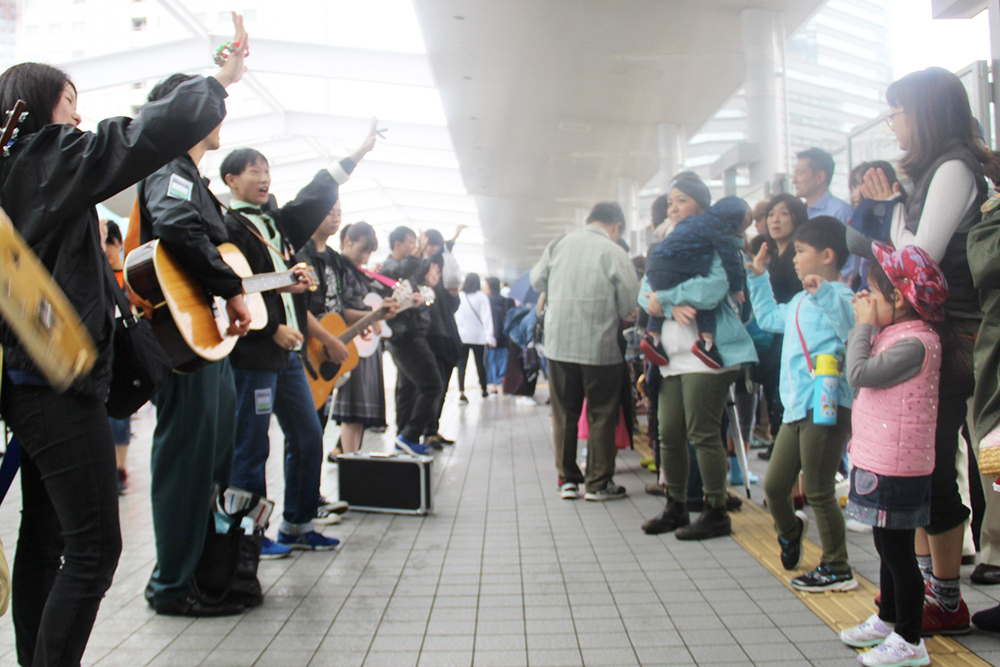 並んでる来場者に音楽で楽しませている様子