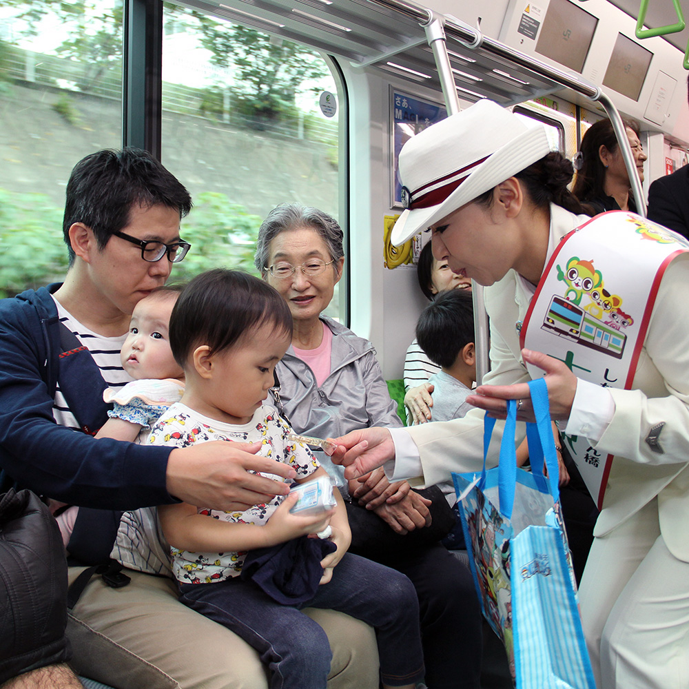 しながわ夢さん橋号　記念品をもらう兄弟