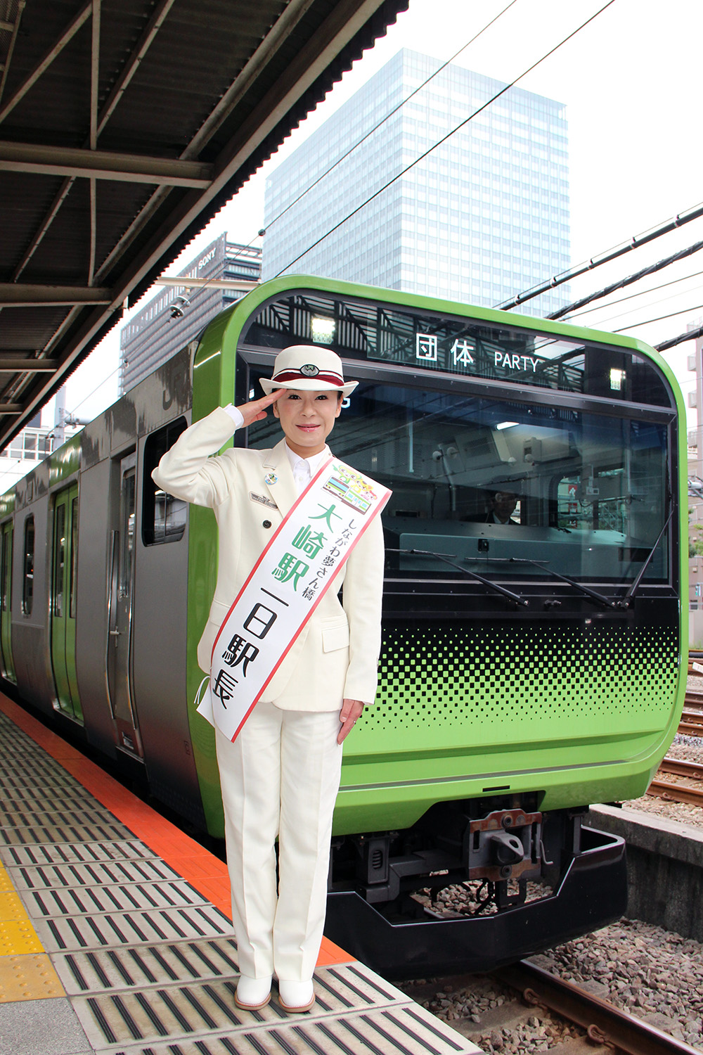 美しく敬礼をきめた岩本一日駅長