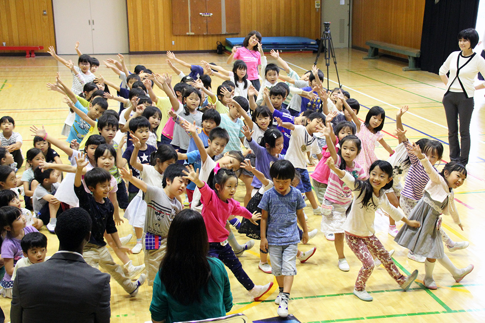 お礼のダンスを披露