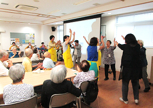 品川音頭を楽しく輪になって踊る参加者