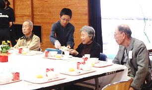 児童との交流を楽しむ参加者