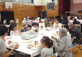 児童との会食を楽しむ参加者