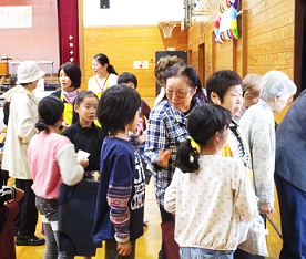 児童に見送られながら退場