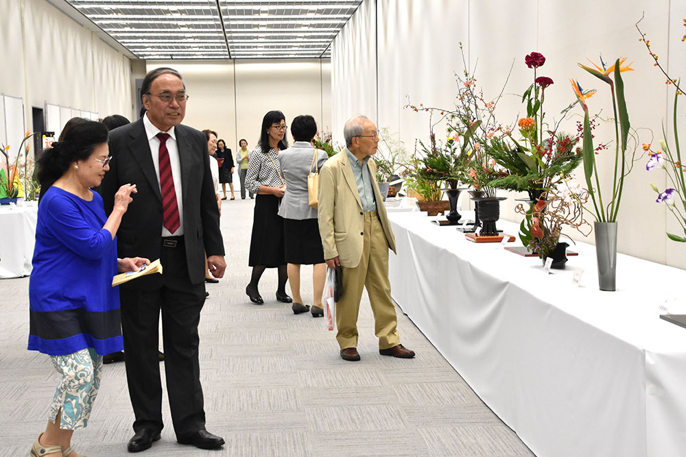 作品を見て回る濱野区長