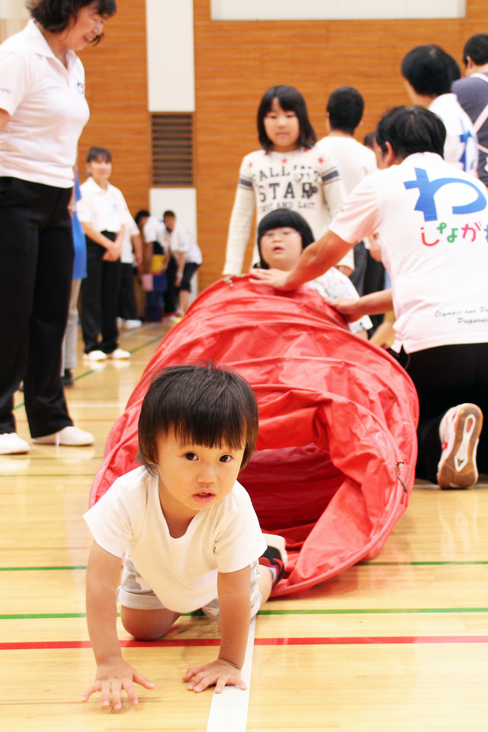 準備運動　無事にトンネルから脱出成功した男の子