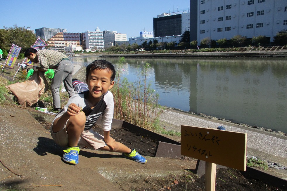 虫を捕まえた少年