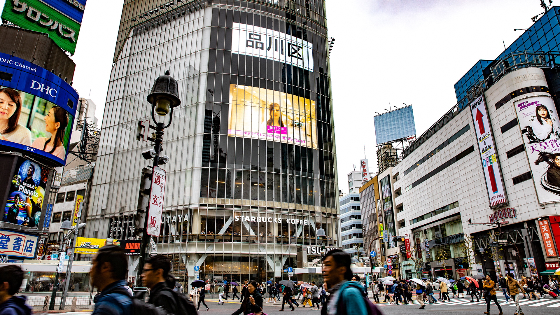 多くの人が通行するスクランブル交差点