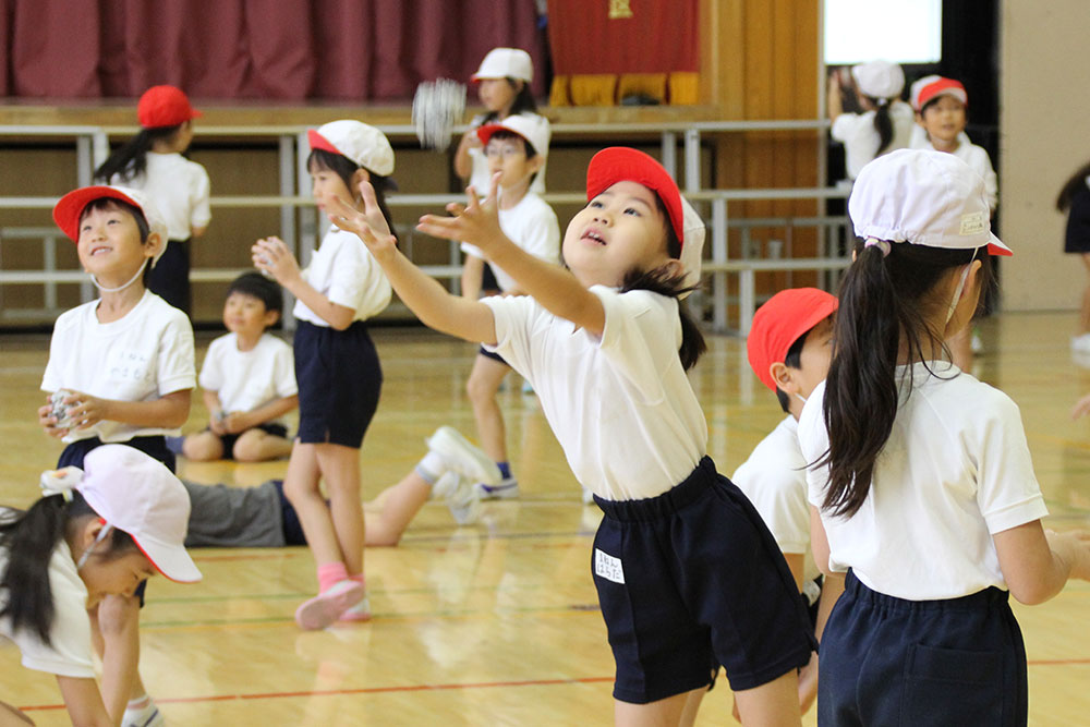 新聞を丸めて高く上げる”遊び”