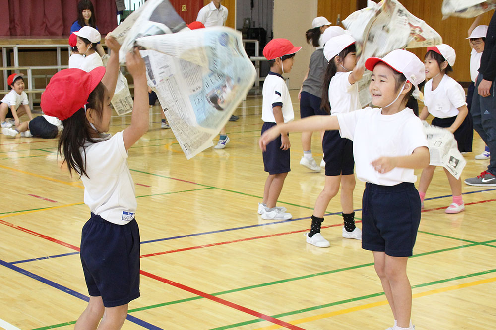 二人一緒になって新聞遊び