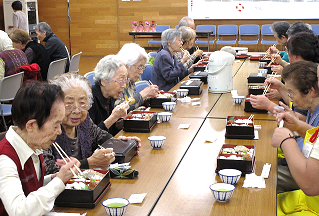 会食を楽しむ参加者