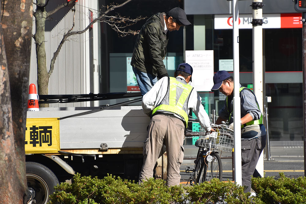 撤去した自転車をトラックに積み込む