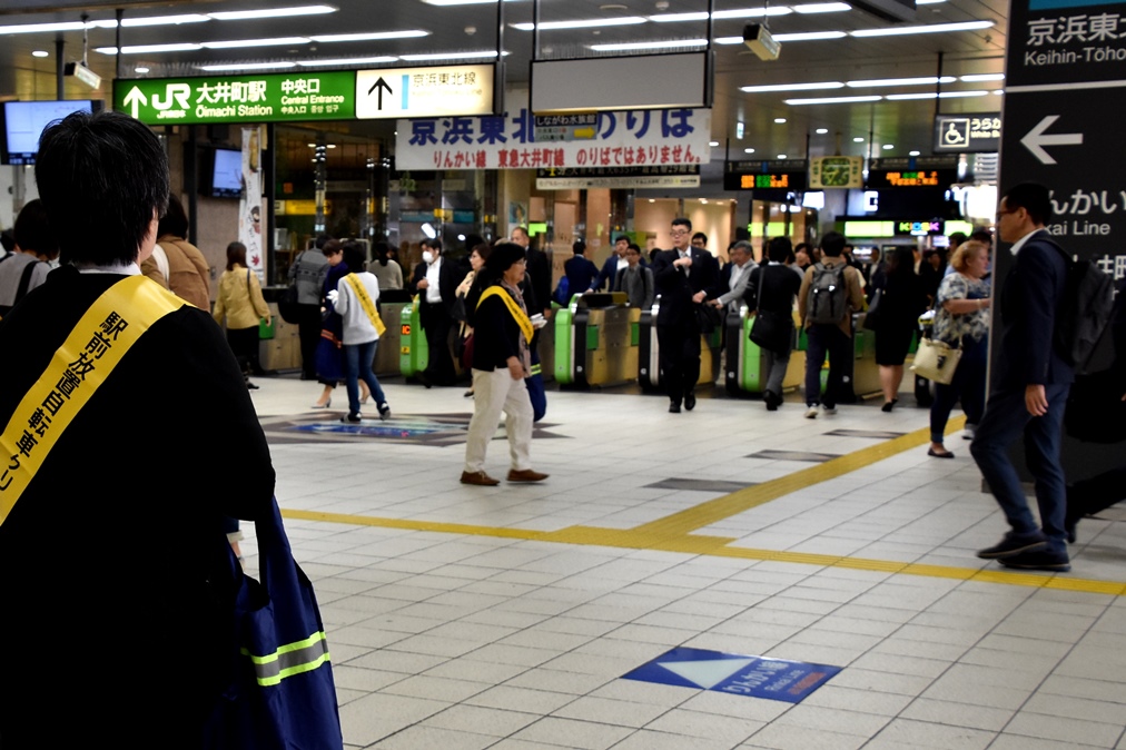 駅改札前で啓発活動を展開