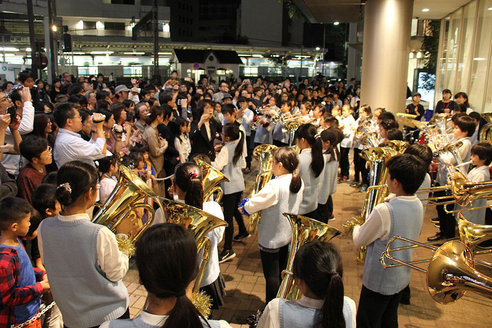 立会小学校児童による金管バンド演奏