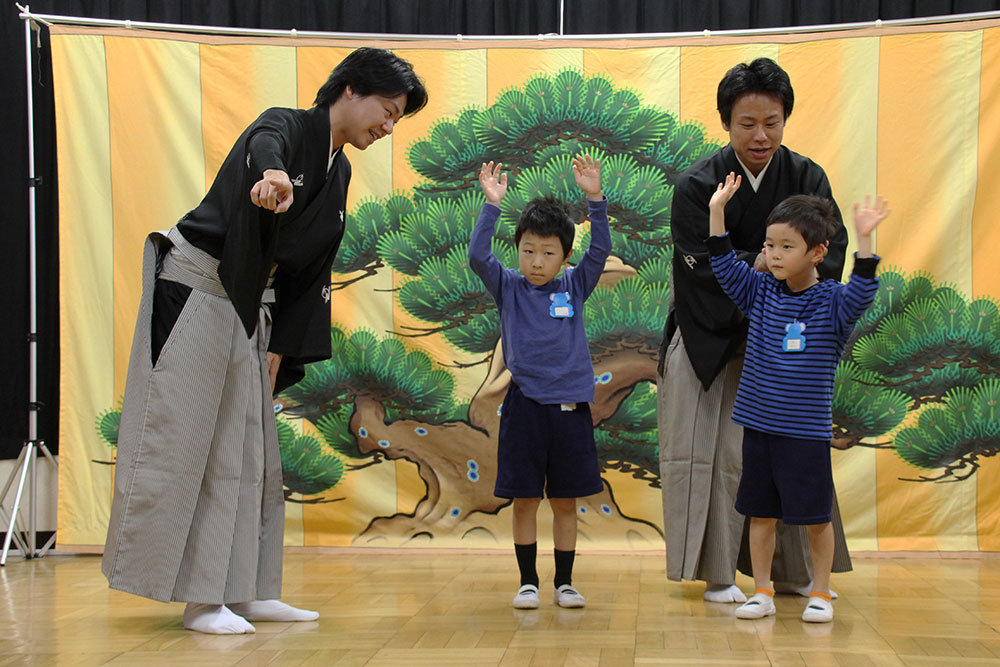 歌舞伎の立ち廻りを学ぶ