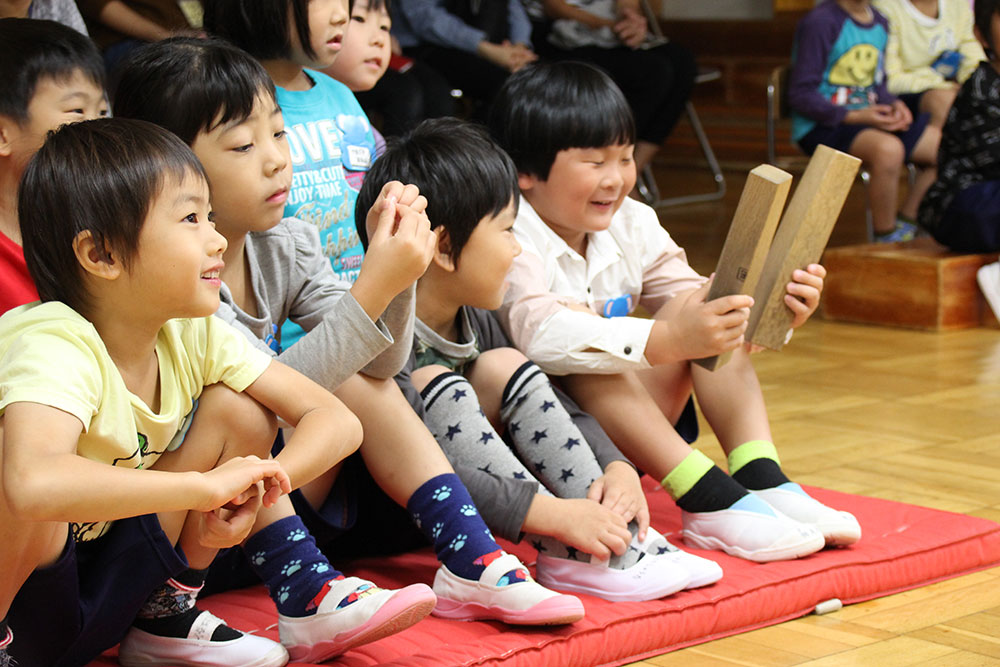 拍子木の実物を手に