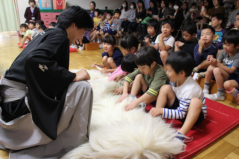 鏡獅子のかつらに実物を手にして