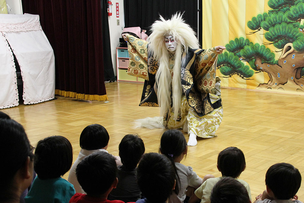 鏡獅子を演じる若槻仙之助さん