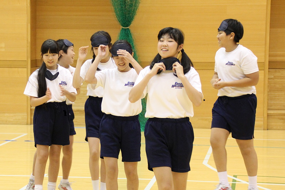 体験授業に取り組む児童たち