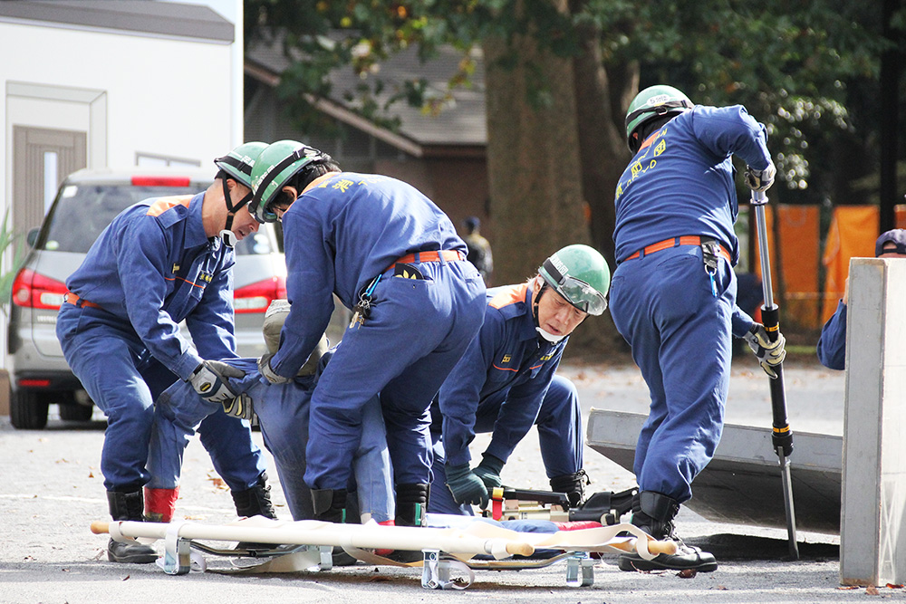 救助活動訓練　塀の下敷き負傷者を救助