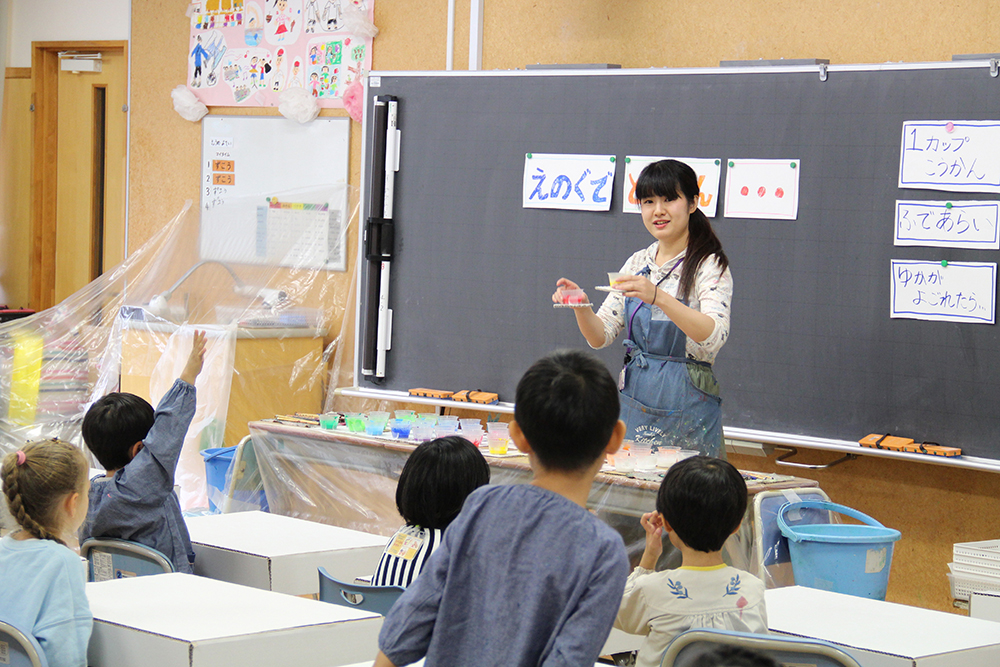 大原小学校教諭による絵の具の授業