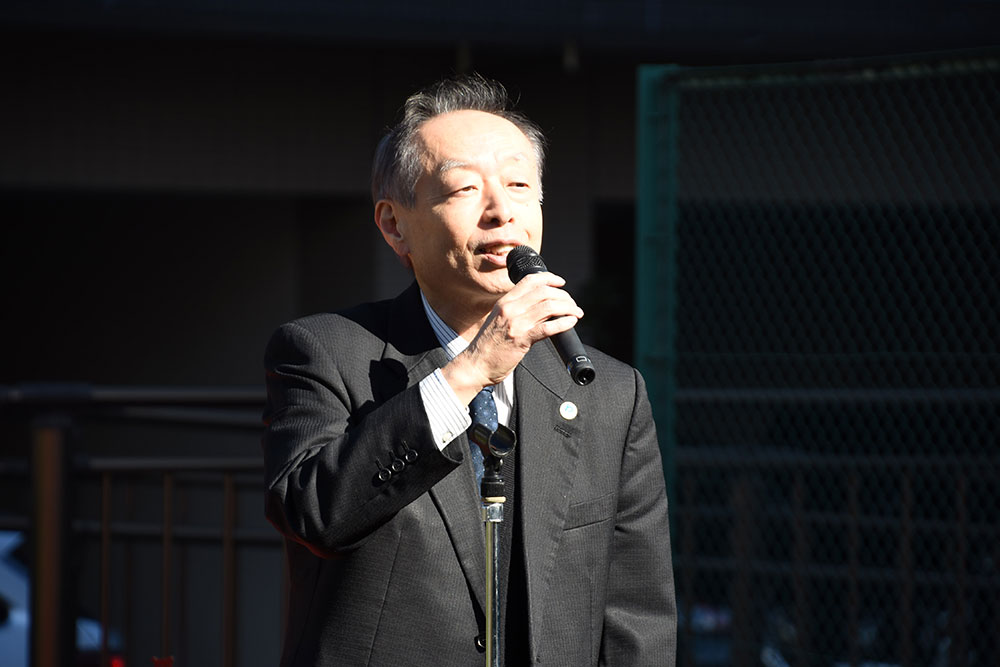 挨拶する桑村副区長