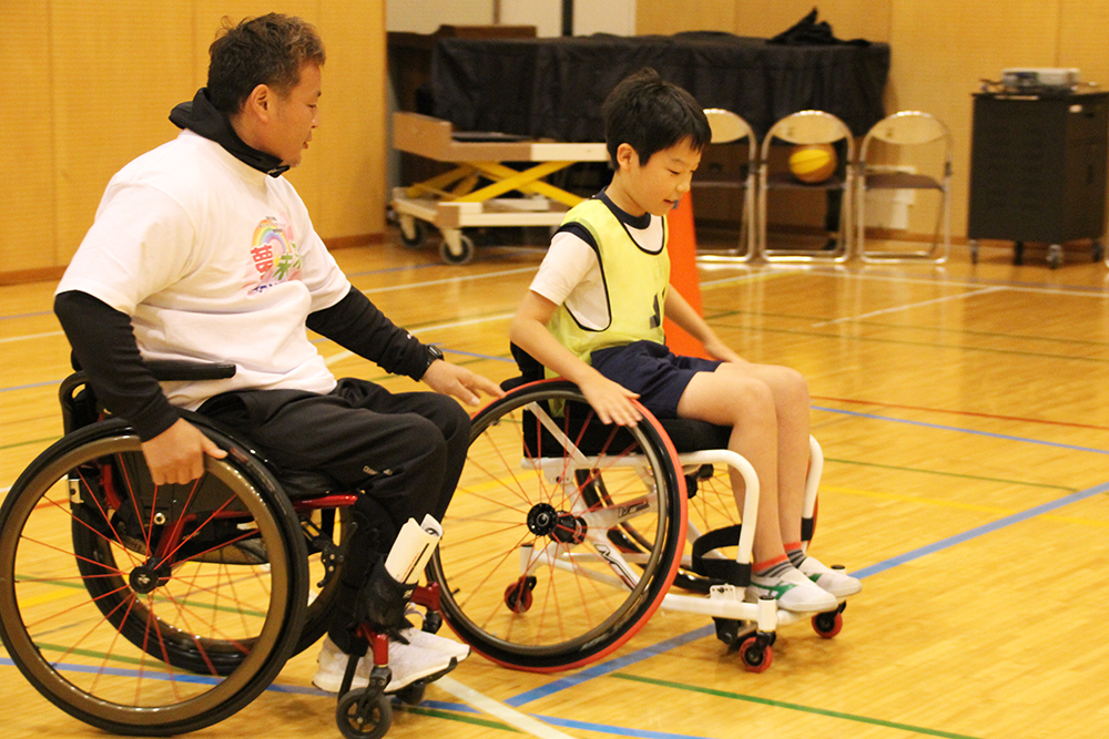 車いすの操作方法を指導する京谷さん