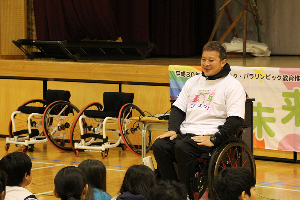 笑顔で子どもたちに語り掛ける京谷さん