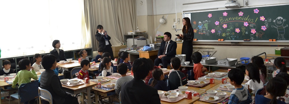 コロンビア共和国大使館員と子どもたち