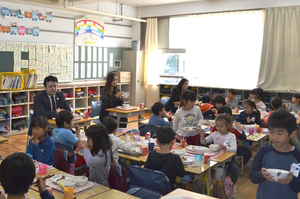 給食をともにする大使館員と子どもたち