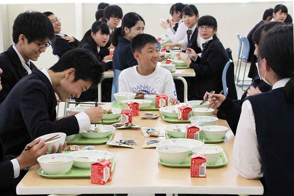 一緒に給食を楽しむ