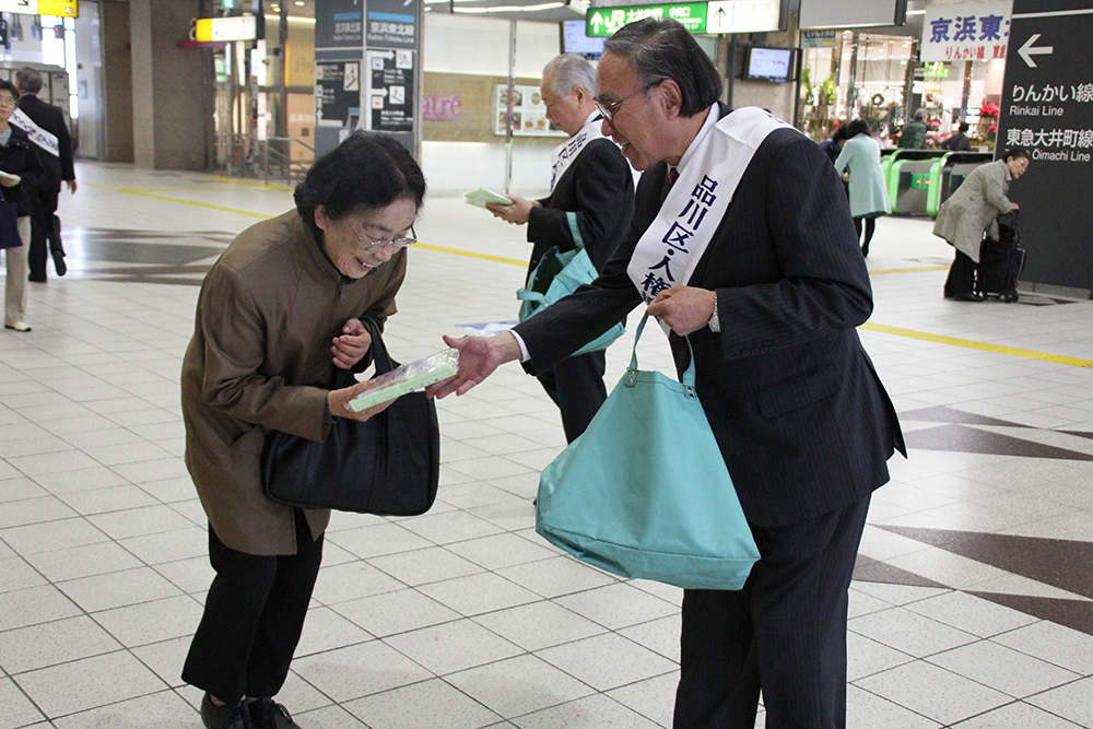 濱野区長が啓発グッズ配り