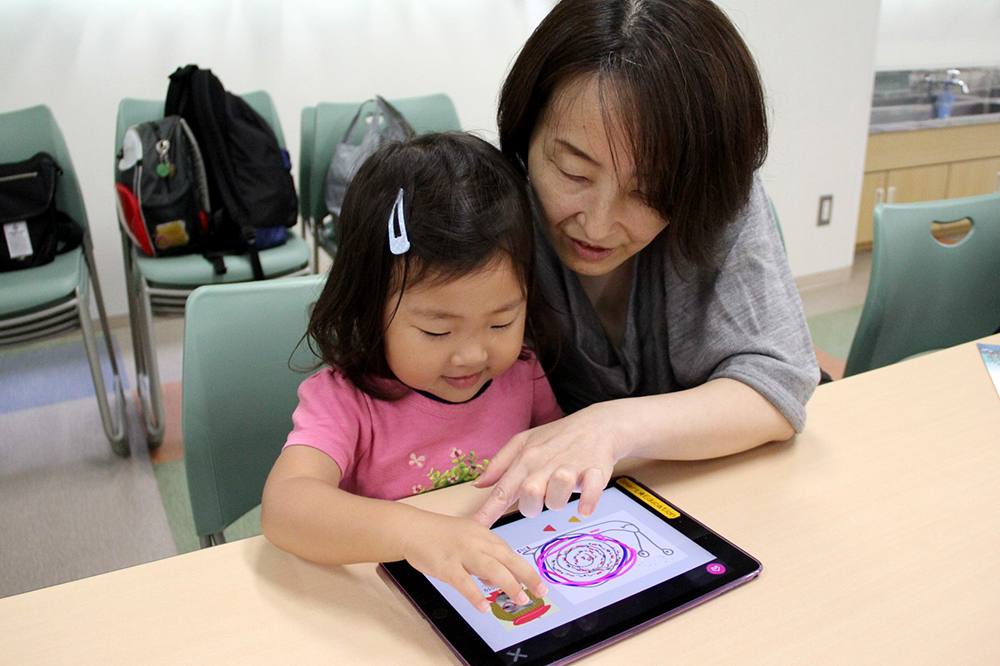 親子でipadを活用している様子