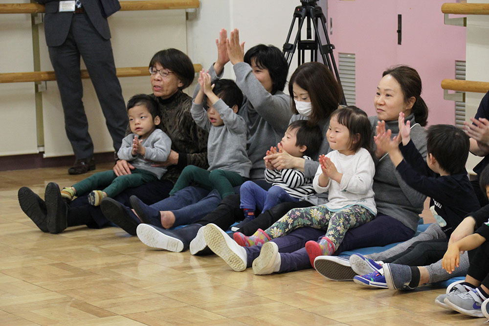 音楽に合わせて手をあげる