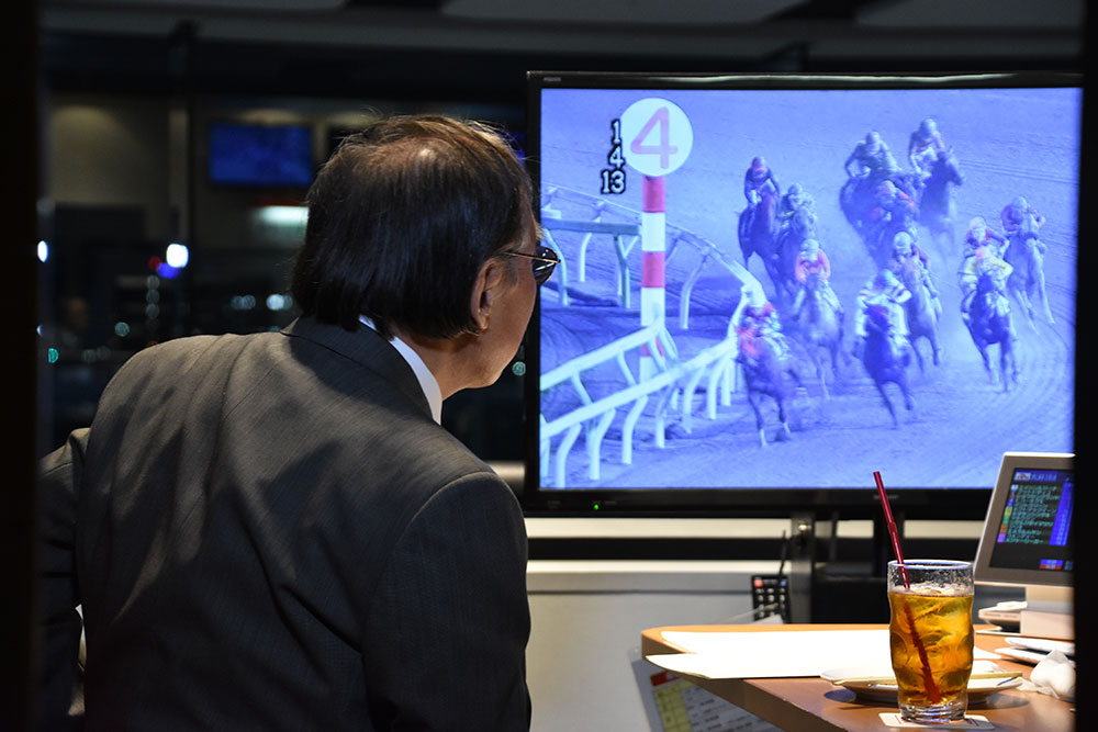 レース画面を見つめる濱野区長