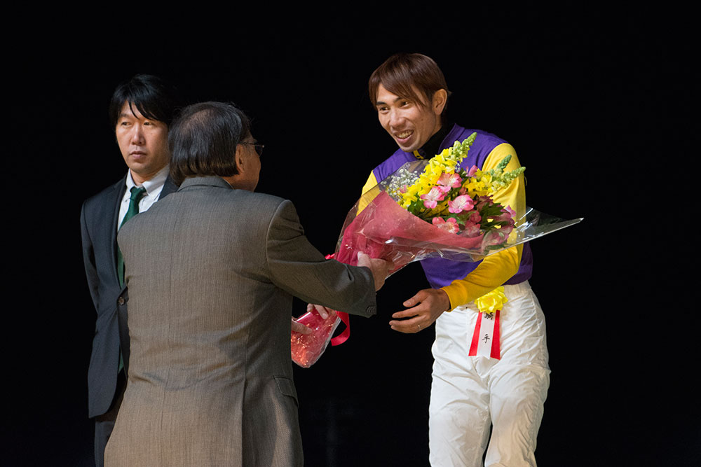 優勝騎手に花束を渡す濱野区長